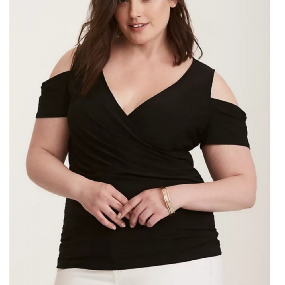 🖤Torrid Black Surplice Cold Shoulder Top with Ruching